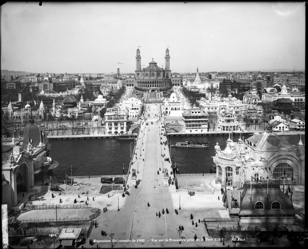 Exposition universelle de 1900. Vue sur le Trocadéro prise de la tour Eiffel. Paris, 1900