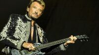 Mort-de-Johnny-Hallyday-Une-bete-de-scene-en-12-looks-cultes