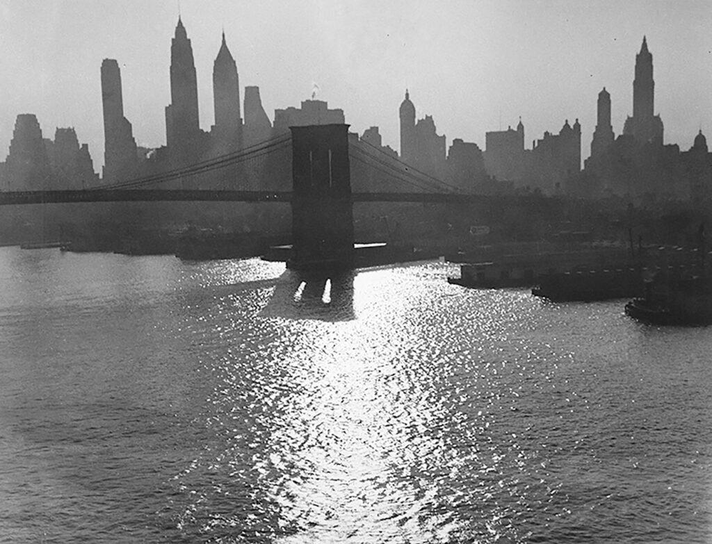 Ruth Orkin, Sunset over lower Manhattan, New York - 1939