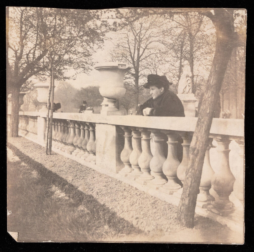 Anonyme, Gertrude Stein dans les jardins du Luxembourg, vers 1905