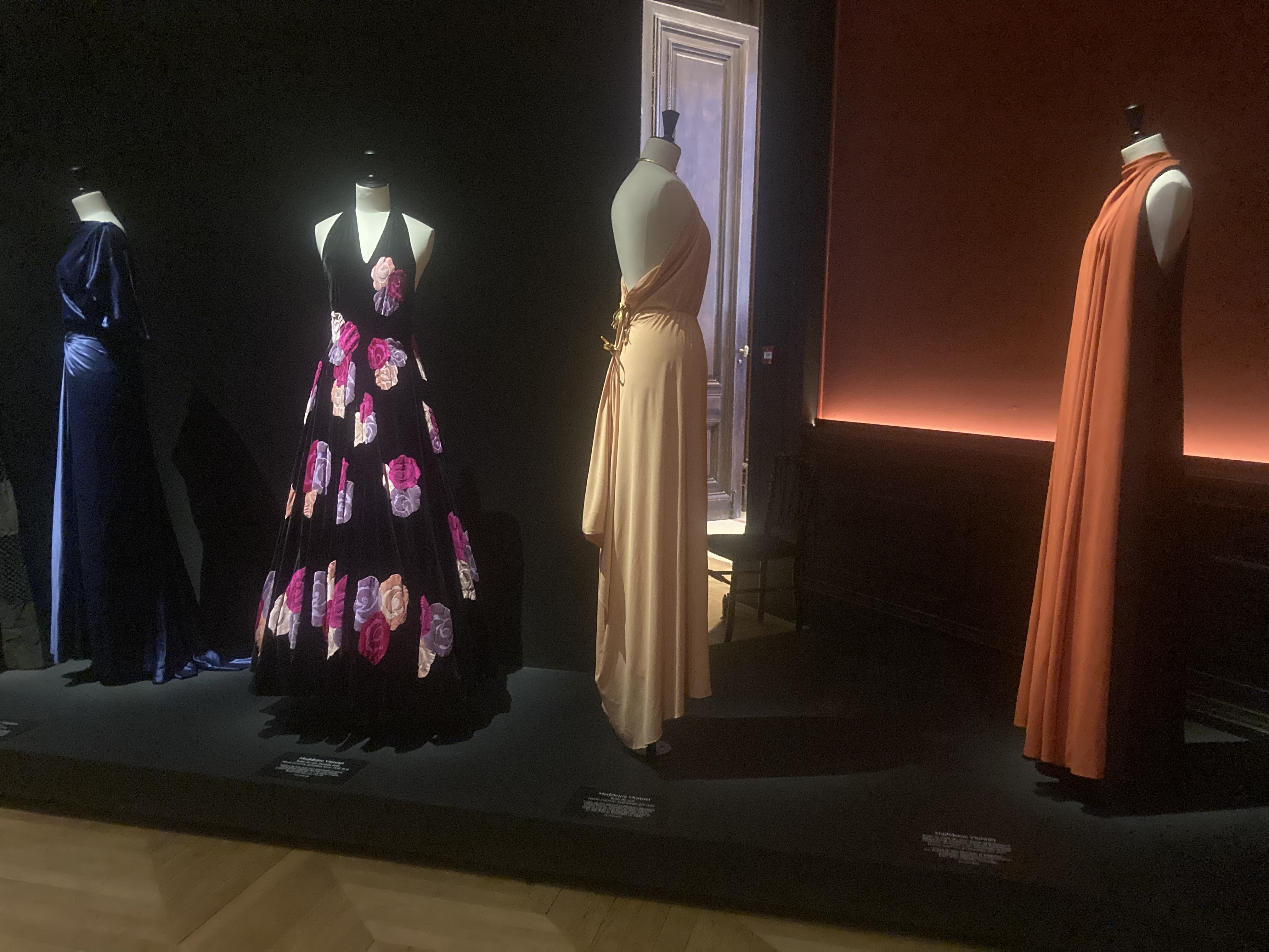 Nos images de la collection d Azzedine Ala a pr sent e au Palais