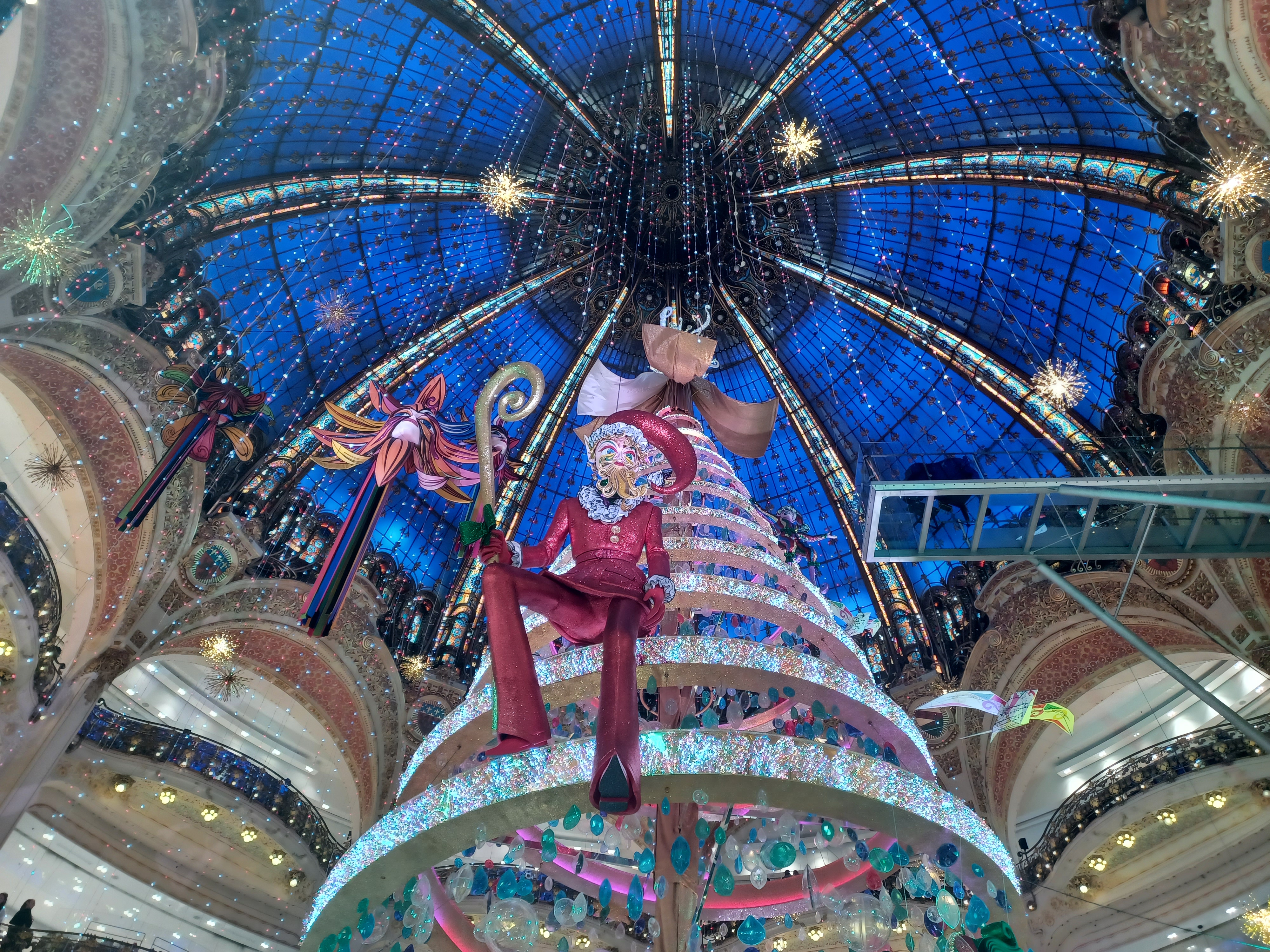 Bercy Village dévoile un ciel de sucre d'orge XXL pour Noël !