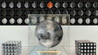Jeff Koons, Moon Phase, 2022 2024, les petites sculptures sont visibles sur la gauche, la version commercialisée est au centre