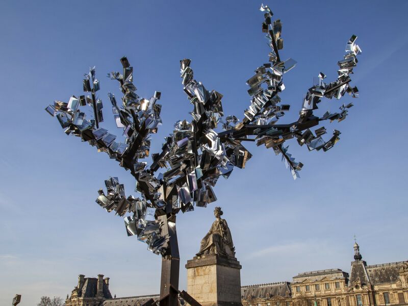 Une sculpture magique de Daniel Hourdé apparue au Quai Voltaire
