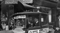 Voiture du Cartel du travail qui fut la première à être équipée d'un haut-parleur dans une campagne électorale. Paris, 1924.