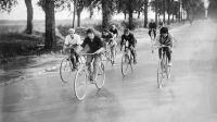 Cyclisme féminin - course à Saint-Cyr le 2 septembre 1923 - Mme Cousin en tête du peleton - parution Miroir des Sports du 6 septembre 1923.