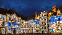 Le mercredi 06 avril 2022 à Blois au château royal, le spectacle de son et lumières sur les mille ans d'histoire du château royal de Blois depuis la cour du château.
