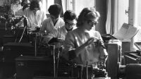 Futures ingénieurs en électroniques. Paris. 1964. Photographie de Janine Niepce (1921-2007).