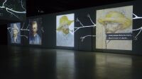 Du 7 octobre 2023 au 29 septembre 2024, lexposition "Van Gogh, les derniers voyages" présente les uvres du peintre en très haute définition, accompagnées duvres originales dartistes de son entourage, ayant travaillé dans les mêmes lieux, et à la même époque. Des facsimilés de qualité muséale de tableaux majeurs de Vincent van Gogh, les « Museum Editions » offerts par le Van Gogh Museum dAmsterdam, complètent cette proposition.