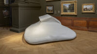Exposition Regards visionnaires, Musée Royal des Beaux-Arts d'Anvers, Erwin Wurm, Melted House, privéverzameling © SABAM Belgium, 2025 © foto Wouter Bollaerts.tif