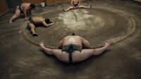 Exposition Sumo, Nice, Philippe Marinig, Matawari (exercice d'assouplissement) dans l'écurie de sumō Oguruma-beya, Tōkyō, mai 2007 © Philippe Marinig