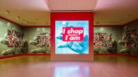Barbara Kruger, Another day. Another night. Vue d'installation, Musée Guggenheim Bilbao, 24 juin – novembre 9, 2025. Courtoisie de l’artiste, Sprüth Magers et David Zwirner