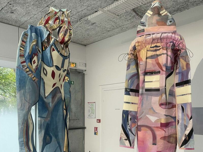 Un ballet de costumes et de silhouettes 