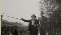 Colette et Jean Cocteau dans les Jardins du Palais Royal par Serge Lido
