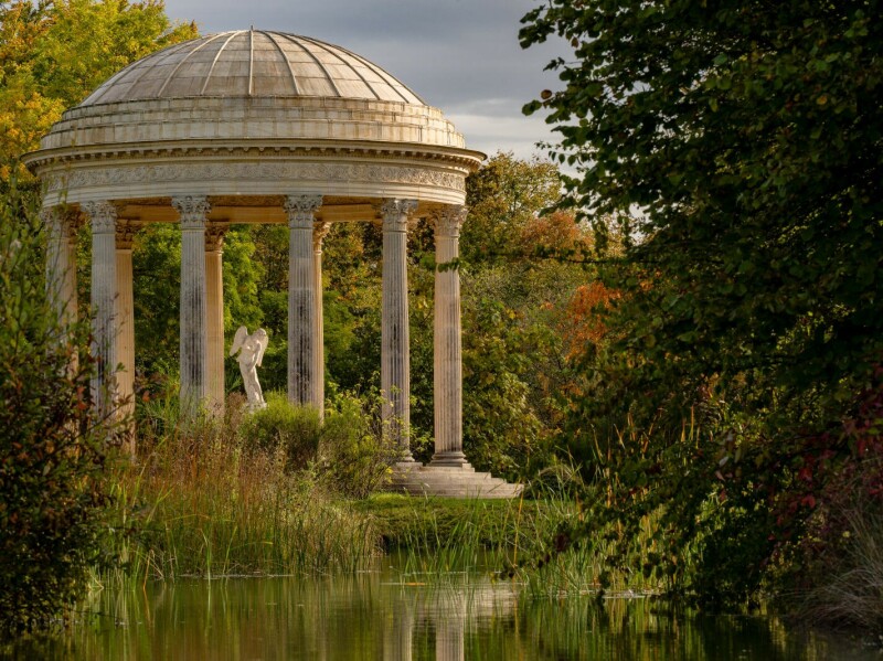 On file à l'anglaise dans les jardins de Versailles
