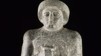 1.Statue dite du Gudea au vase jaillissant. Époque néo-sumérienne. Tello. D Antiquités orientale. Museé du Louvre © RMN Grand Palais (Musée du Louvre) Franck Raux 1.Statue dite du Gudea au vase jaillissant. Époque néo-sumérienne. Tello. D Antiquités orientale. Museé du Louvre © RMN Grand Palais (Musée du Louvre) Franck Raux