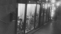 Vitrine publicitaire avec mannequins, dans la galerie Valois de la station Palais Royal (1934)