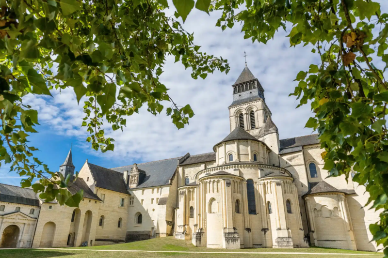 Fontevraud : entre abbaye royale et musée d'art moderne