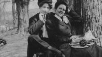 Couple de femmes près d’un arbre, vers 1910 © Lesbian Herstory Archives