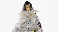 Laura Delvaux, Sans titre, 2023, Emballage avec éléments textiles sur statue en plâtre, 42 x 20 x 20 cm, Muriel Thies © collection La « S » Grand Atelier Laura Delvaux, Sans titre, 2023, Emballage avec éléments textiles sur statue en plâtre, 42 x 20 x 20 cm, Muriel Thies © collection La « S » Grand Atelier