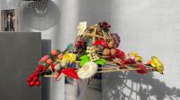 Chapeau orné de fleurs et de fruits, exposition Métamorphoses à la Galerie du 19M