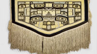 Cape cérémonielle des Premières Nations du Nord-Ouest américain, musée du quai Branly