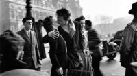 Le baiser de l'Hôtel de Ville, Paris, 1950. © Atelier Robert Doisneau Le baiser de l'Hôtel de Ville, Paris, 1950. © Atelier Robert Doisneau