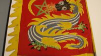 Fanion de soie au dragon, exposition Larguez les amarres au château de Vincennes