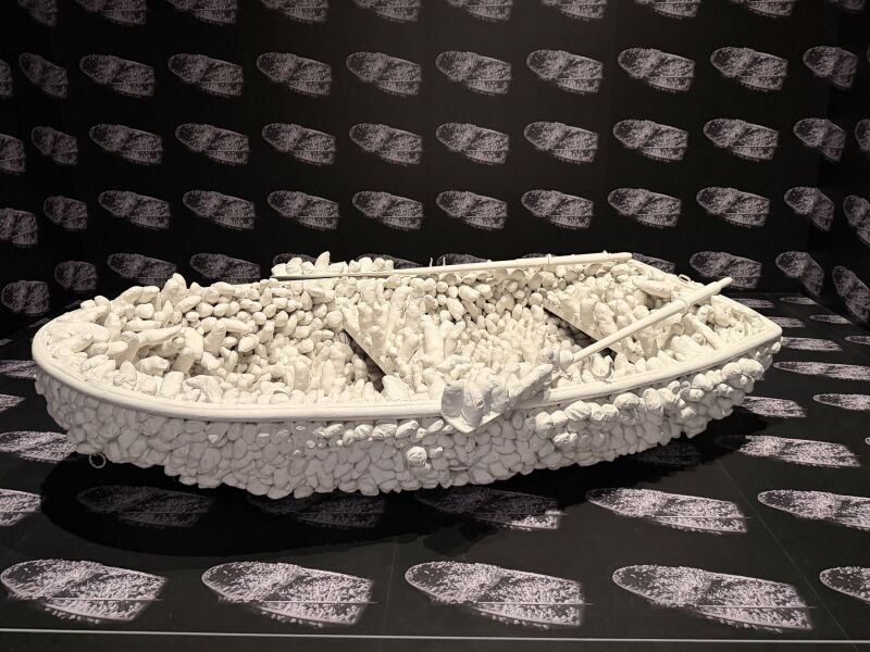 Barque recouverte de protubérances blanches sur un papier peint à motifs, exposition Yayoi Kusama au Stedelijk Museum d'Amsterdam