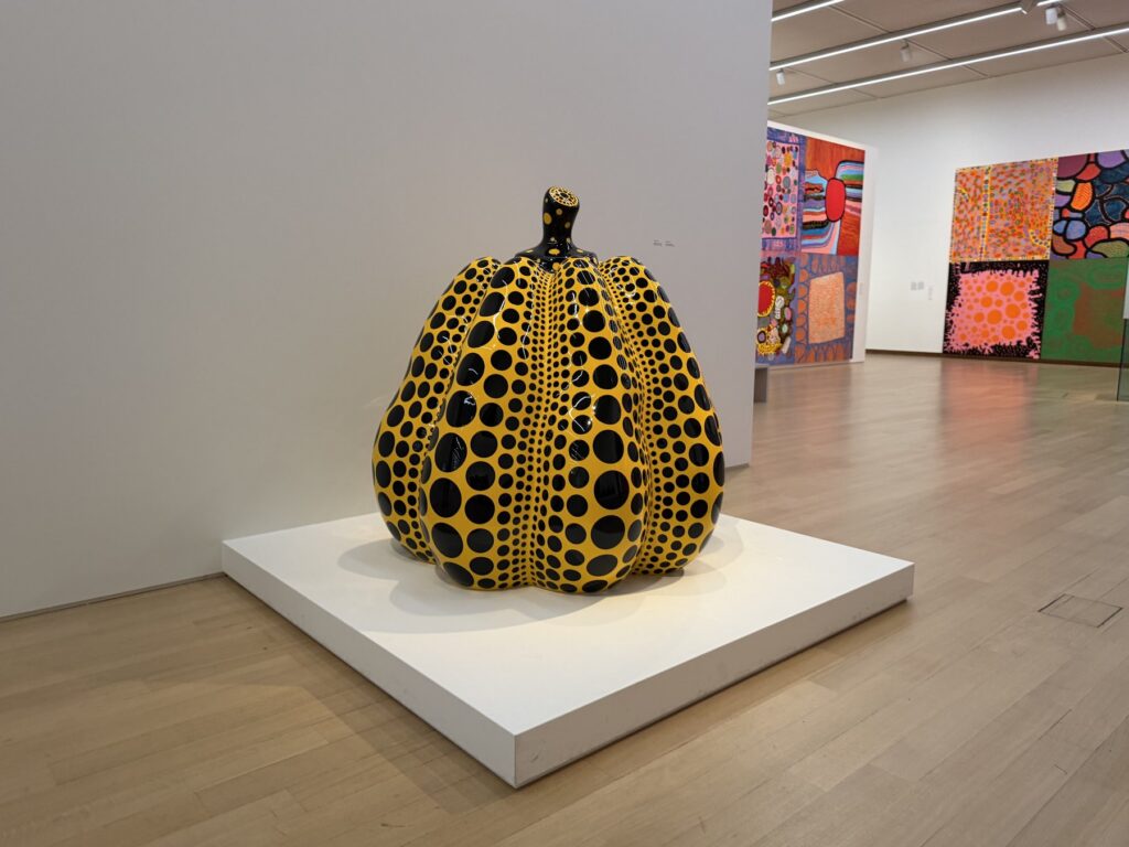 Grande citrouille jaune à pois noirs devant les salles de peintures, exposition Yayoi Kusama au Stedelijk Museum d'Amsterdam
