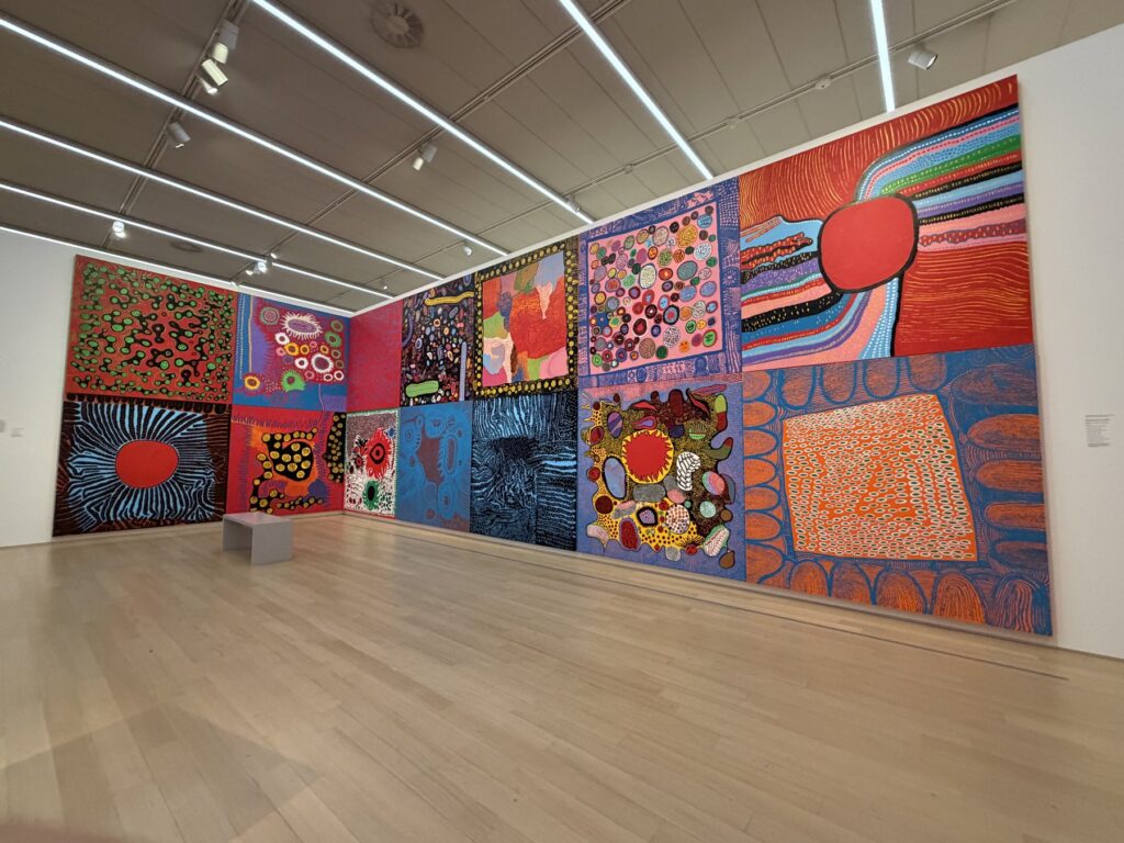 Mur entier de peintures colorées de Yayoi Kusama, Stedelijk Museum d'Amsterdam