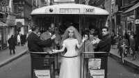 Mariée en autobus, Paris, pour le Vogue britannique, 1961 Exposition Frank Horvat, la mode réinventée, à la Maison des Arts d’Antony