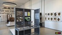 Exposition Créer un vase au JAD, à Sèvres - vitrines et dessins (image à la une) Vitrines d'atelier et série de dessins encadrés dans la grande salle de l'exposition Créer un vase au JAD à Sèvres