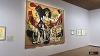 Grande tapisserie colorée de Fernand Léger représentant des femmes à bicyclette, accrochée dans l'exposition Fernand Léger du Musée Matisse au Cateau-Cambrésis