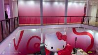 La statue geante de Hello Kitty dans la grande salle de la galerie Joseph, au premier jour de l'exposition Beyond Cute a Paris