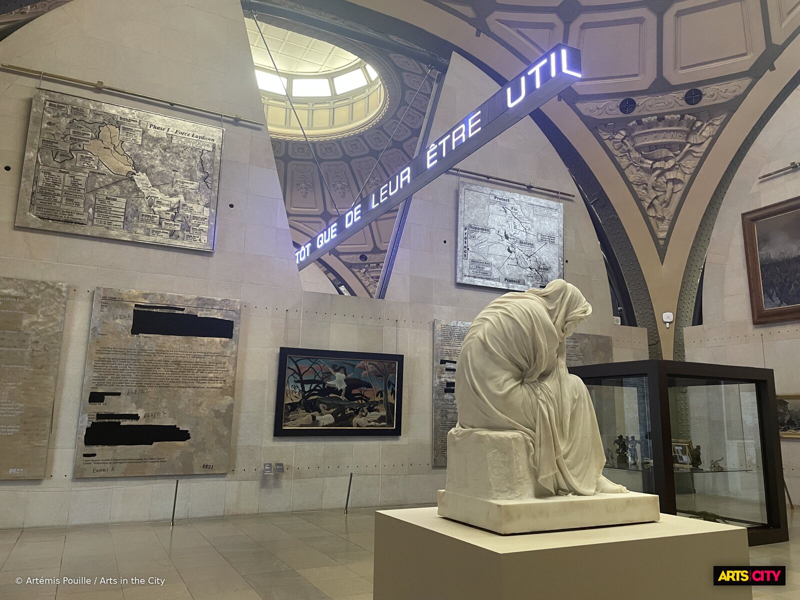 Bandeau LED de Jenny Holzer et peintures caviardées autour de La Guerre d'Henri Rousseau, dans la salle consacrée à la guerre du musée d'Orsay