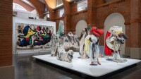 Exposition Joan Miró, Protestation, aux Abattoirs - vue de l’exposition 1 Costumes de Joan Miró pour la pièce Mori el Merma (1976) de la troupe La Claca et tapisserie, vue de l’exposition Joan Miró. Protestation aux Abattoirs, Musée – Frac Occitanie Toulouse