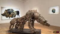 Exposition Lionel Sabatté au musée de la Chasse et de la Nature - une grande sculpture animale au centre d'une salle blanche Grande sculpture animale de Lionel Sabatté au centre d'une salle blanche, entourée de ses peintures, dans l'exposition Ce qui reste au musée de la Chasse et de la Nature