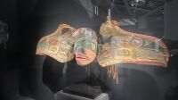 Exposition Premières Nations au musée du quai Branly - vue de l'exposition 1 Masque à transformation ouvert, ailes déployées et visage peint, suspendu dans la pénombre, exposition Premières Nations au musée du quai Branly - Jacques Chirac