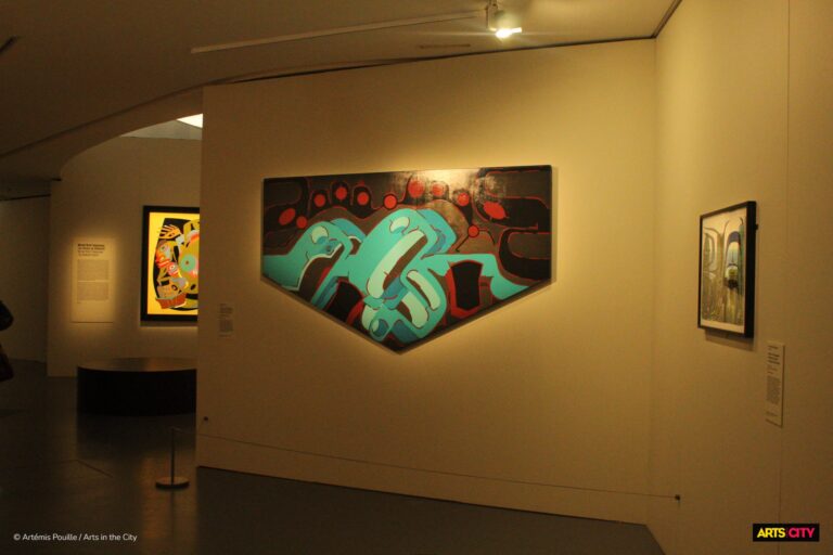 Vitrine éclairée dans l’exposition Premières Nations du Nord-Ouest américain
