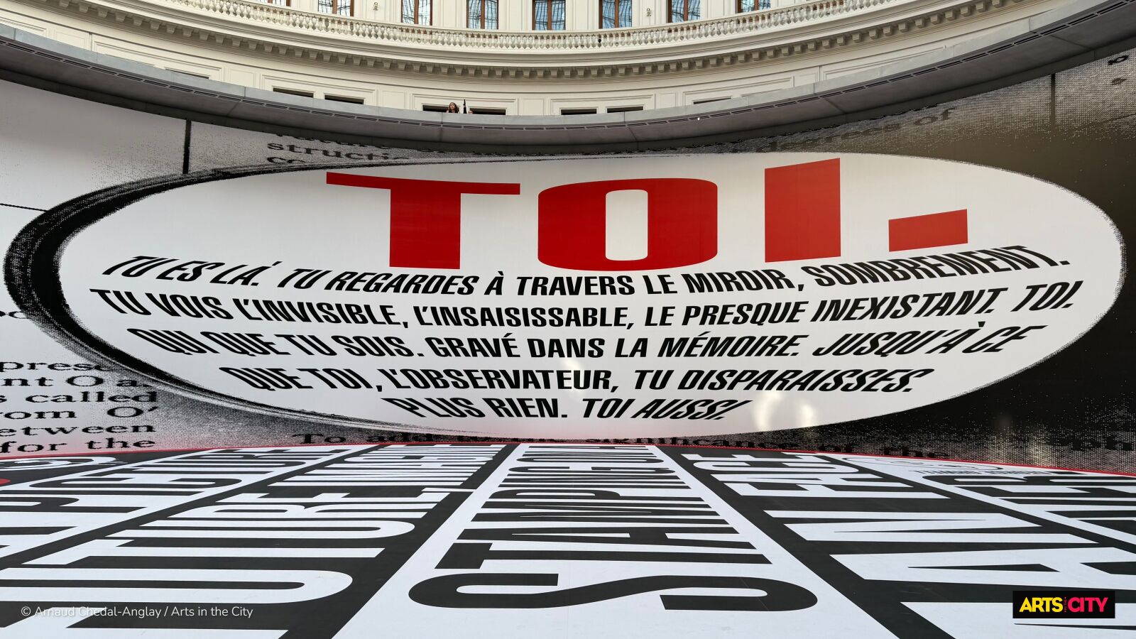 Grand anneau de texte « TOI. » de Barbara Kruger au cœur de la Rotonde de la Bourse de Commerce, sol couvert de lettres, exposition Remember Me