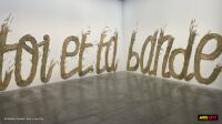 Saison Tous les feux, les fleurs au Palais de Tokyo - lettres en paille (image à la une) Les mots « toi et ta bande » en bottes de paille sur les murs, dans l'exposition collective Toi et ta bande de la saison « Tous les feux, les fleurs » au Palais de Tokyo