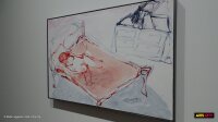 Toile de Tracey Emin montrant une figure rouge allongée sur un lit, dans l'exposition de la galerie White Cube Paris
