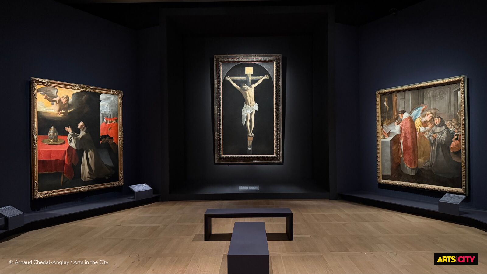 Le Christ en croix (1627) de Zurbarán isolé dans une niche, entre deux scènes de la vie de saint Bonaventure, exposition du Louvre