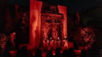La Porte de l’Enfer illuminée en rouge, musée Rodin, Paris La Porte de l’Enfer de Rodin éclairée en rouge la nuit pendant la soirée Bienvenue en enfer