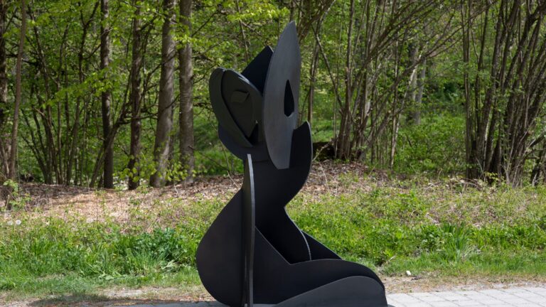 Sculptures de Thomas Houseago et Théo Mercier exposées chez Reiffers Art Initiatives