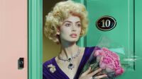 Miles Aldridge, Doors #1 Miles Aldridge, Doors #1 : une femme blonde aux roses sur le seuil d'une chambre d'hôtel numéro 10