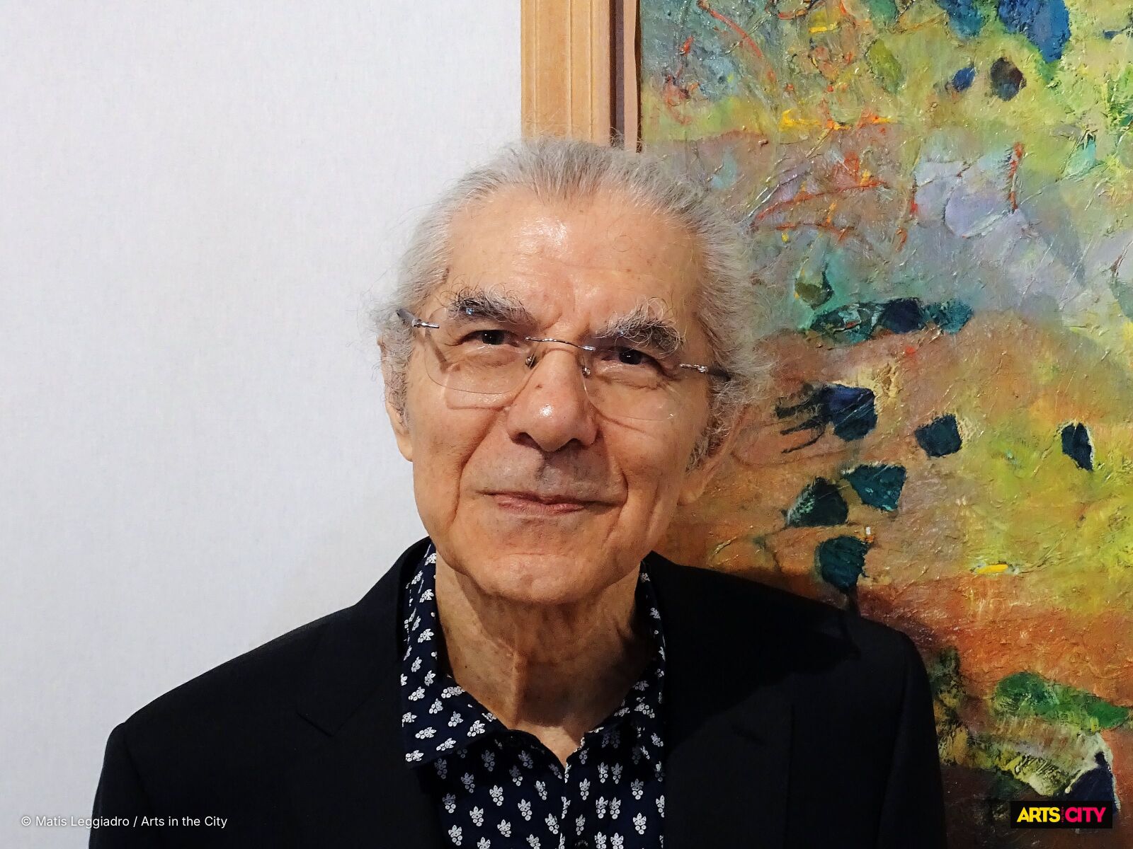 Portrait de Claude Lemand, collectionneur, galeriste et donateur du musée de l'Institut du monde arabe, devant une toile abstraite