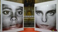 Salon OFFSCREEN 2026 à la chapelle de la Salpêtrière - image à la une, portraits face au maître-autel Deux portraits photographiques géants face au maître-autel de la chapelle Saint-Louis de la Salpêtrière, au salon OFFSCREEN 2026