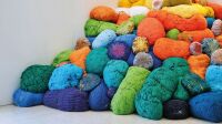 Sheila Hicks, Another break in the wall (détail), 2016 Sheila Hicks, Another break in the wall, installation de fibres colorées
